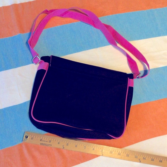 Hello Kitty messenger bag. - Picture 3 of 4